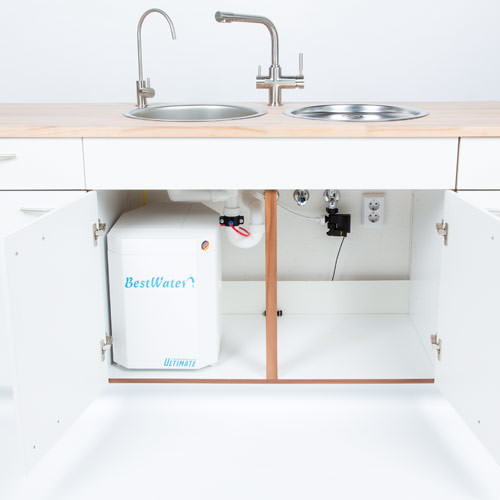 filtr wody przedstawia instalację w zlewie w kuchni