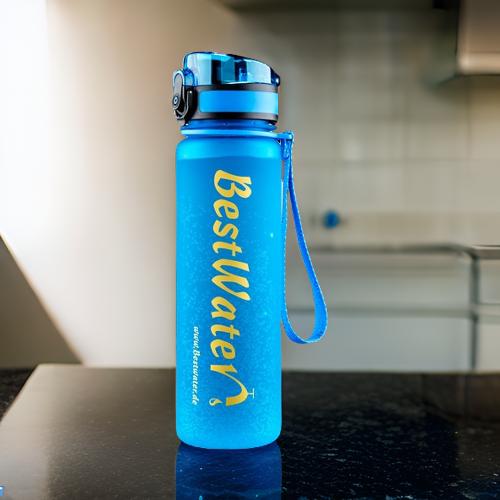 Niebieska butelka z Tritanu z napisem „Bestwater” – lekka, trwała i wolna od BPA